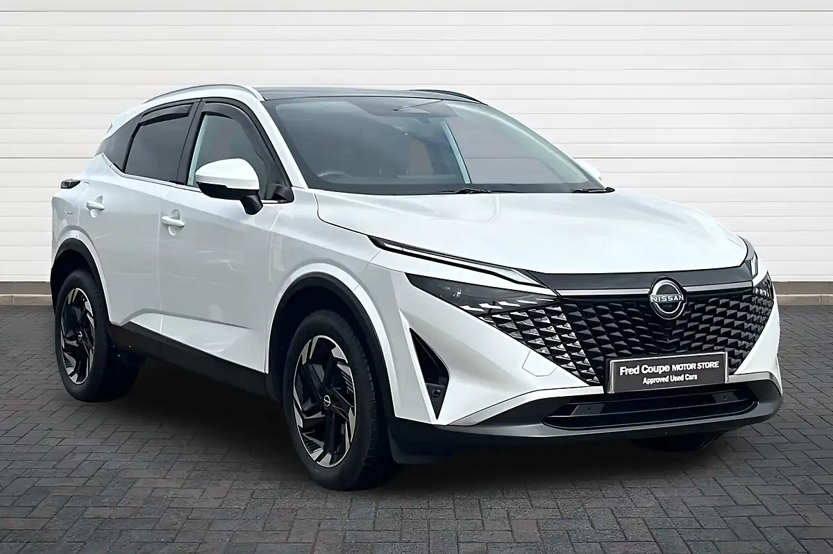Used 2025 Nissan Qashqai N-Connecta Pearl White - Front View