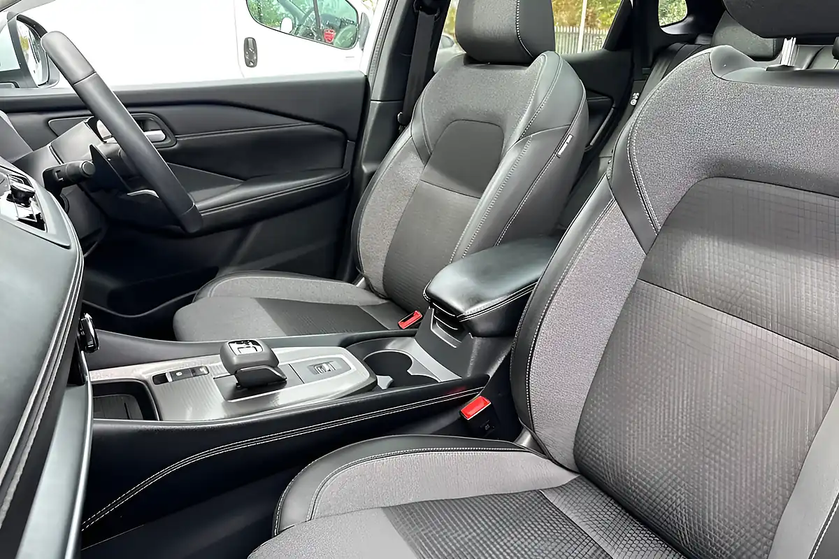 Used 2025 Nissan Qashqai N-Connecta Pearl White - Interior and Exterior details 11