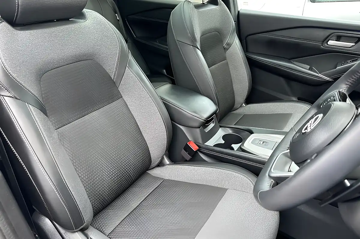 Used 2025 Nissan Qashqai N-Connecta Pearl White - Interior and Exterior details 18