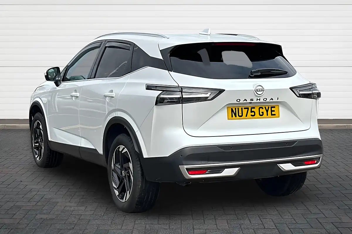 Used 2025 Nissan Qashqai N-Connecta Pearl White - Interior and Exterior details 5