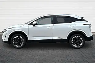 Used 2025 Nissan Qashqai N-Connecta Pearl White - Interior and Exterior details 6