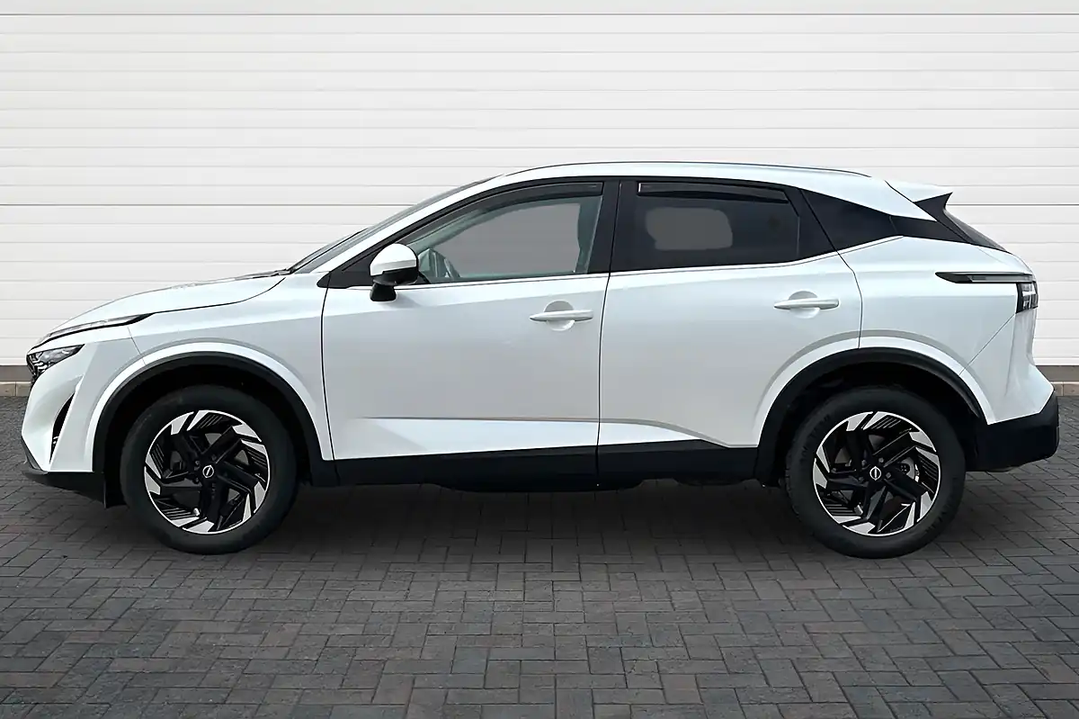 Used 2025 Nissan Qashqai N-Connecta Pearl White - Interior and Exterior details 6