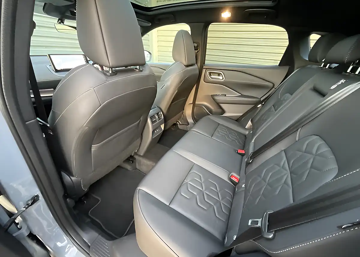 Used 2025 Nissan Qashqai Tekna Grey - Interior and Exterior details 14