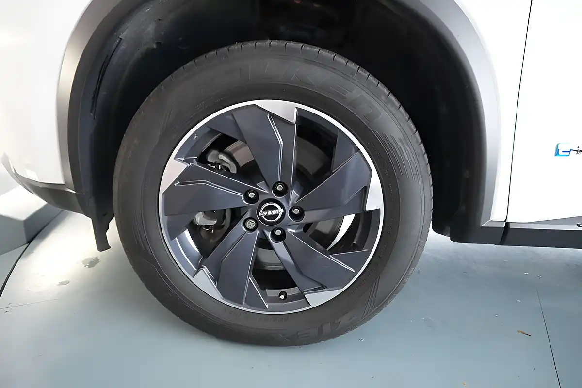 Used 2025 Nissan X-Trail Acenta Premium White - Interior and Exterior details 15