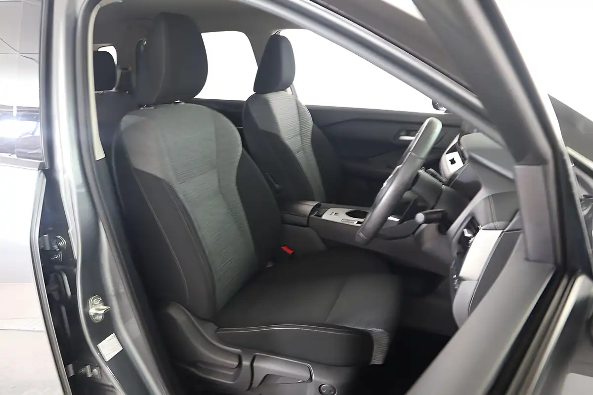 Used 2025 Nissan X-Trail N-Connecta Grey - Interior and Exterior details 10