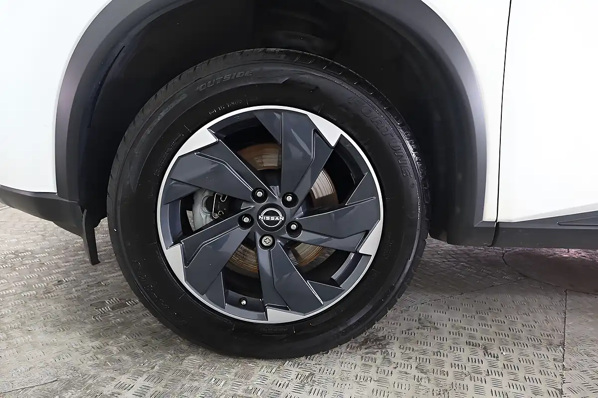 Used 2025 Nissan X-Trail N-Connecta White - Interior and Exterior details 16