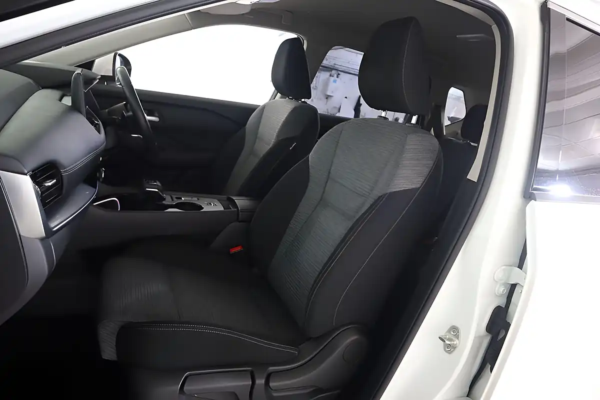 Used 2025 Nissan X-Trail N-Connecta White - Interior and Exterior details 18