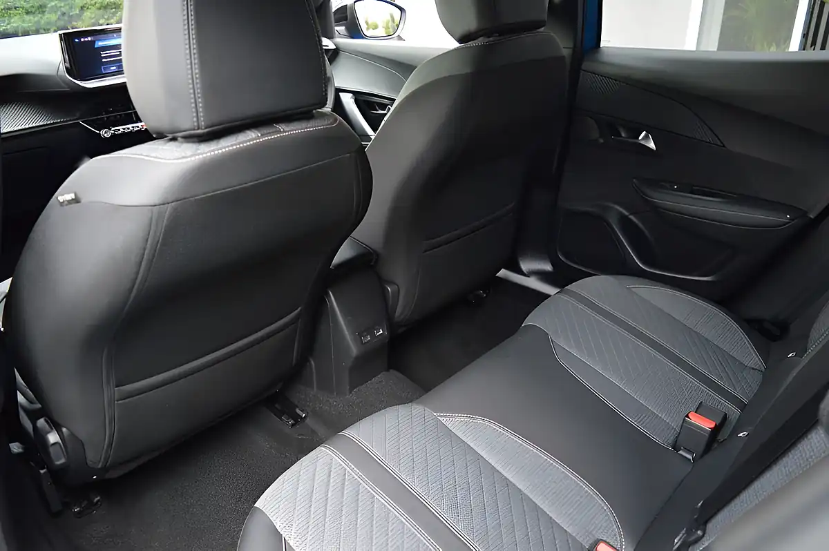 Used 2025 Peugeot 2008 Allure Vertigo Blue - Interior and Exterior details 11