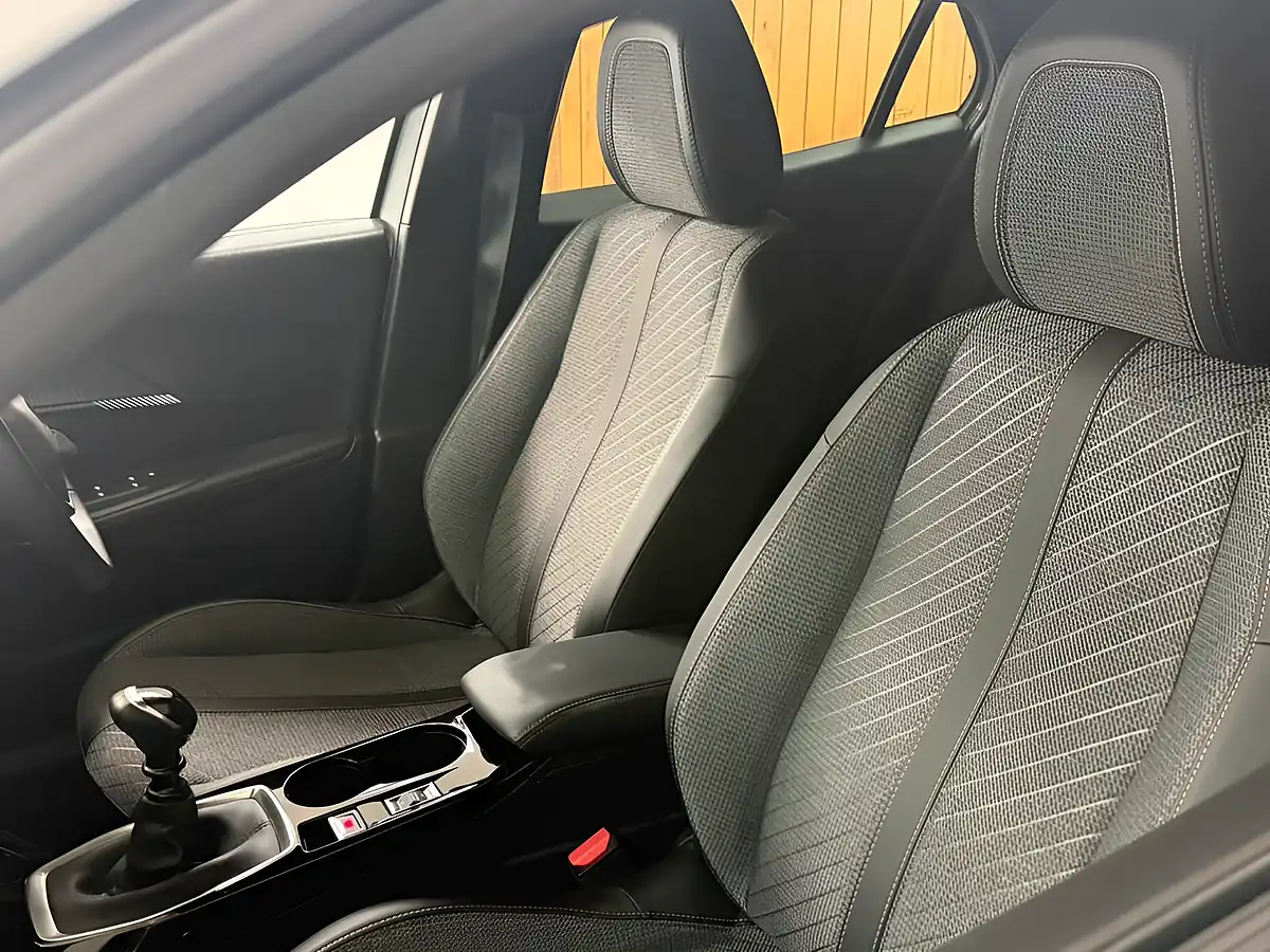 Used 2025 Peugeot 2008 Allure White - Interior and Exterior details 4