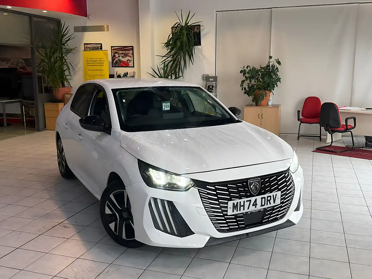 Used 2025 Peugeot 208 Allure White - Front View