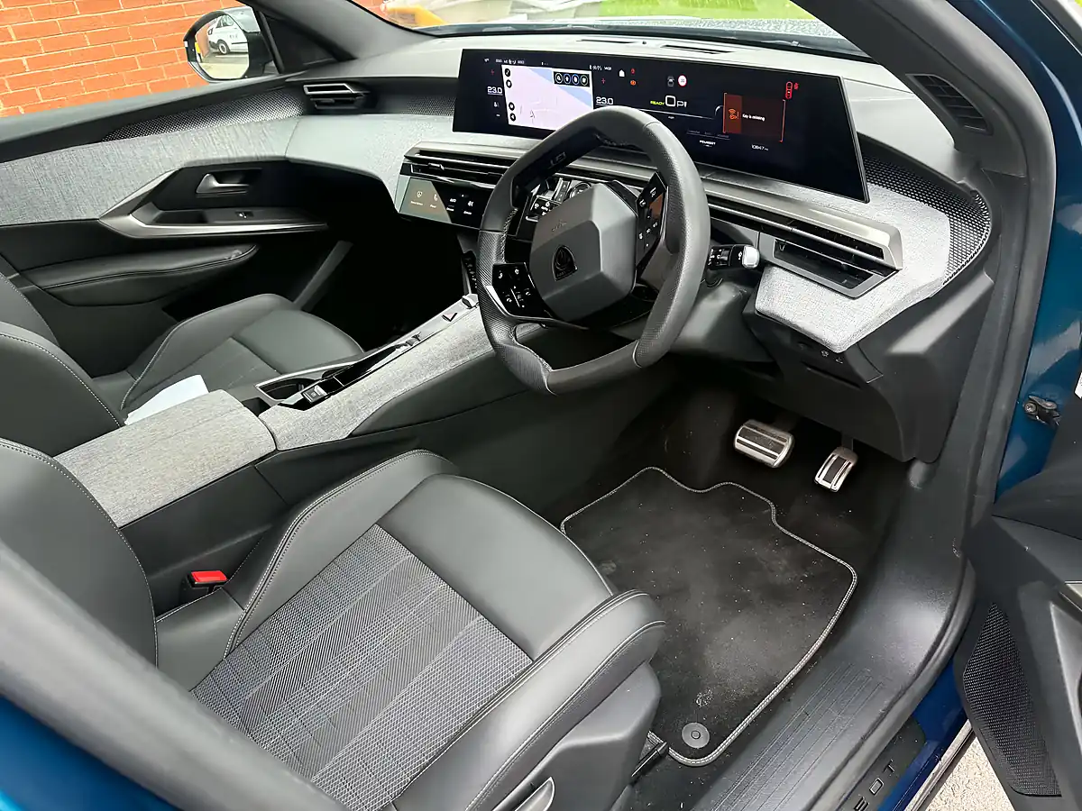 Used 2025 Peugeot 3008 GT Blue - Interior and Exterior details 10