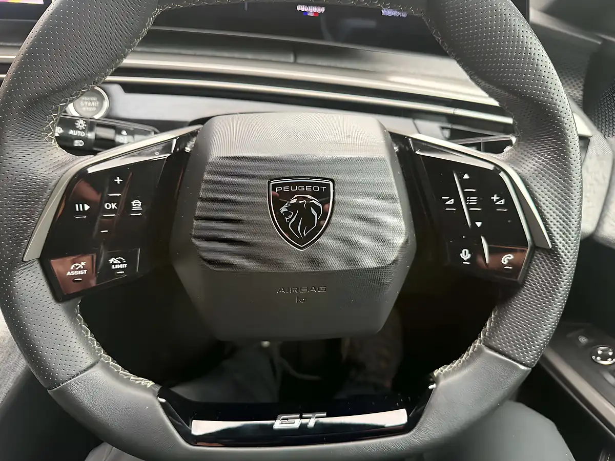 Used 2025 Peugeot 3008 GT Blue - Interior and Exterior details 14