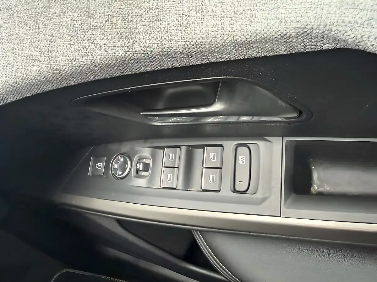 Used 2025 Peugeot 3008 GT Blue - Interior and Exterior details 18
