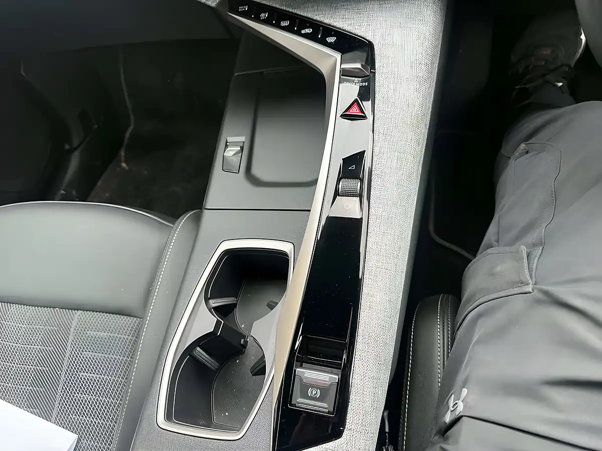 Used 2025 Peugeot 3008 GT Blue - Interior and Exterior details 19