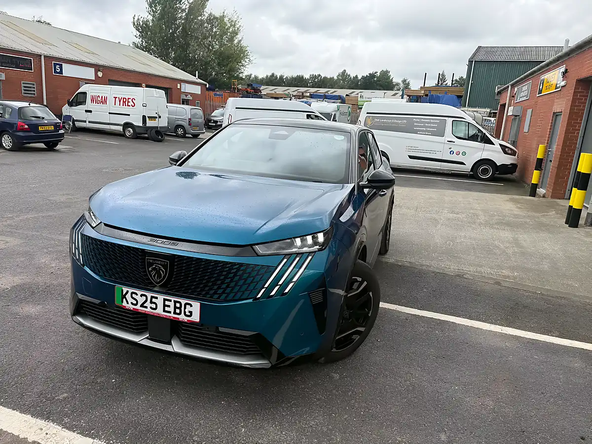 Used 2025 Peugeot 3008 GT Blue - Interior and Exterior details 2