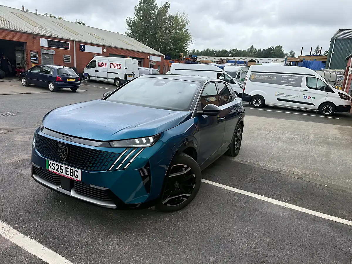 Used 2025 Peugeot 3008 GT Blue - Interior and Exterior details 3