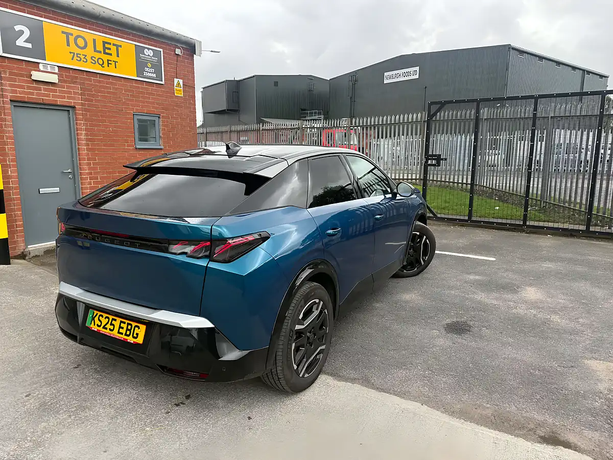 Used 2025 Peugeot 3008 GT Blue - Interior and Exterior details 5