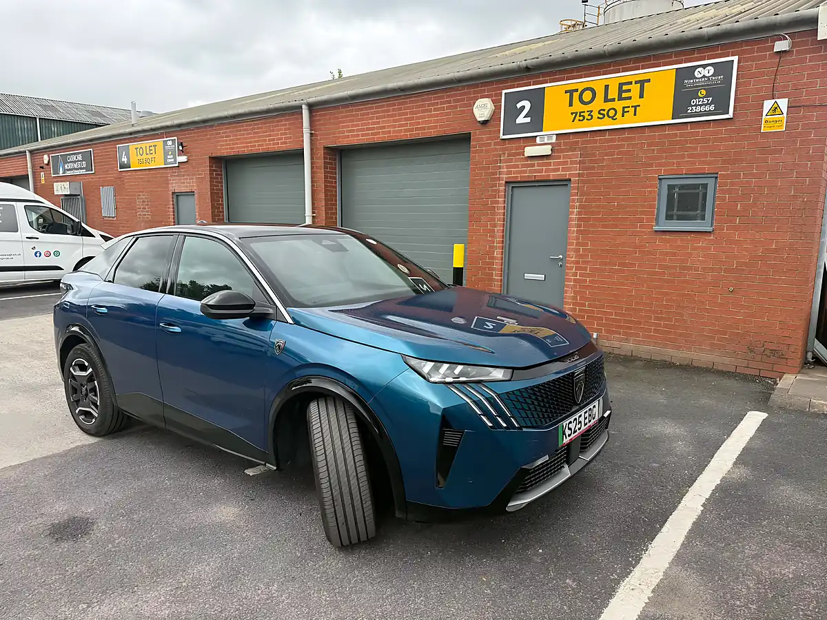 Used 2025 Peugeot 3008 GT Blue - Interior and Exterior details 6