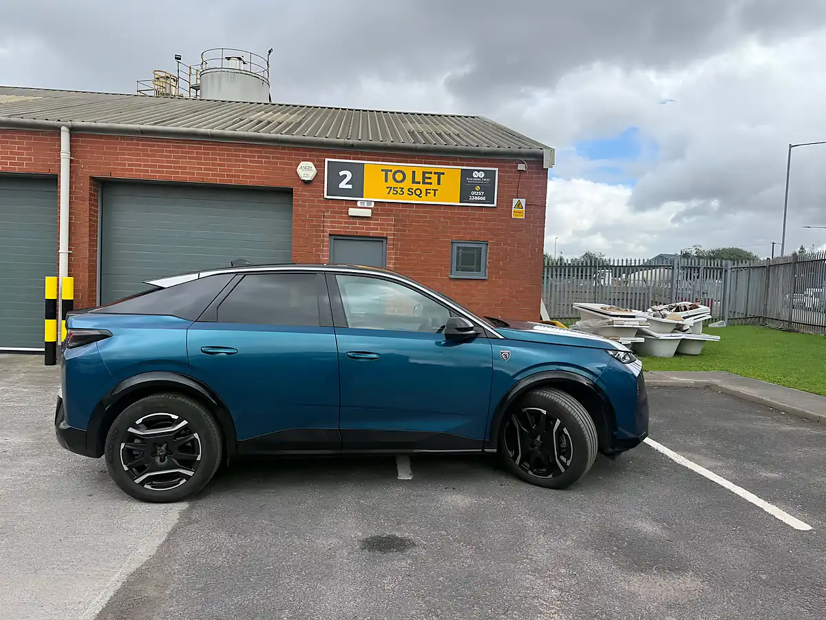 Used 2025 Peugeot 3008 GT Blue - Interior and Exterior details 8