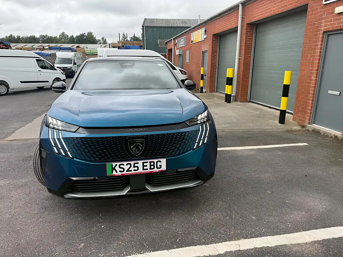 Used 2025 Peugeot 3008 GT Blue - Interior and Exterior details 9