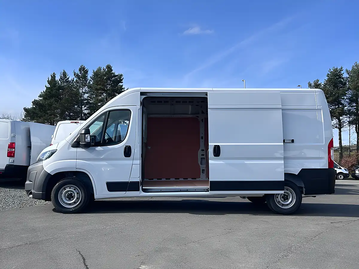 Used 2025 Peugeot Boxer 335 Professional White - Interior and Exterior details 12