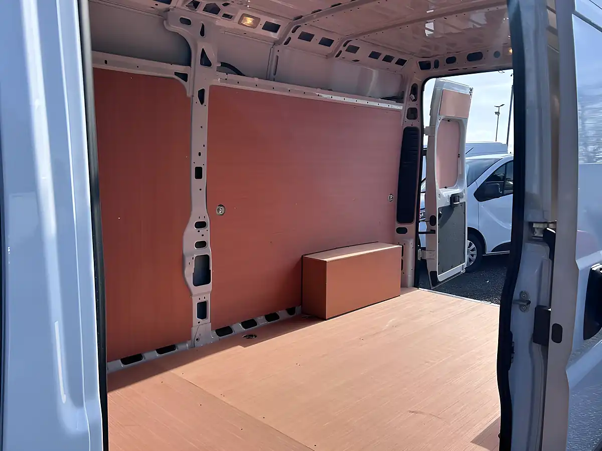Used 2025 Peugeot Boxer 335 Professional White - Interior and Exterior details 13