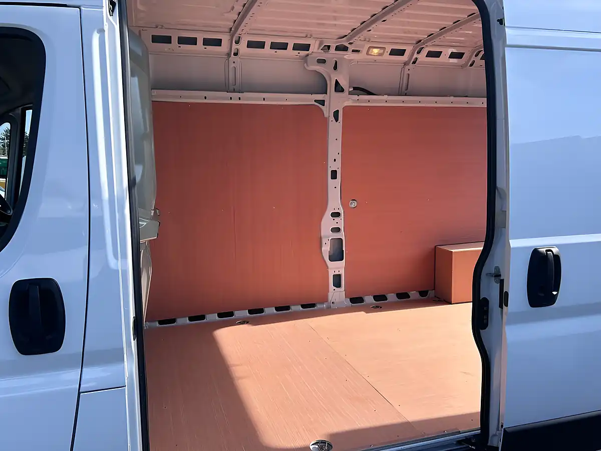 Used 2025 Peugeot Boxer 335 Professional White - Interior and Exterior details 14