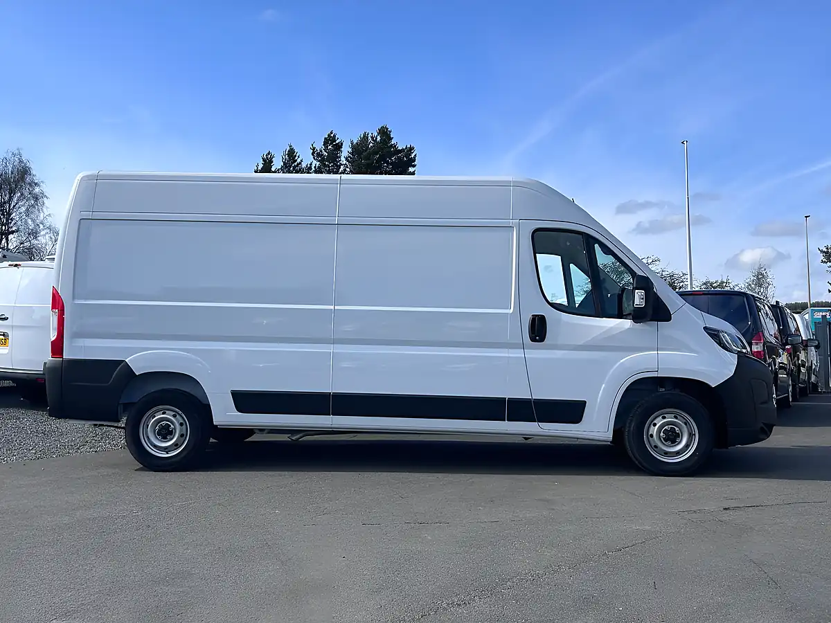 Used 2025 Peugeot Boxer 335 Professional White - Interior and Exterior details 3