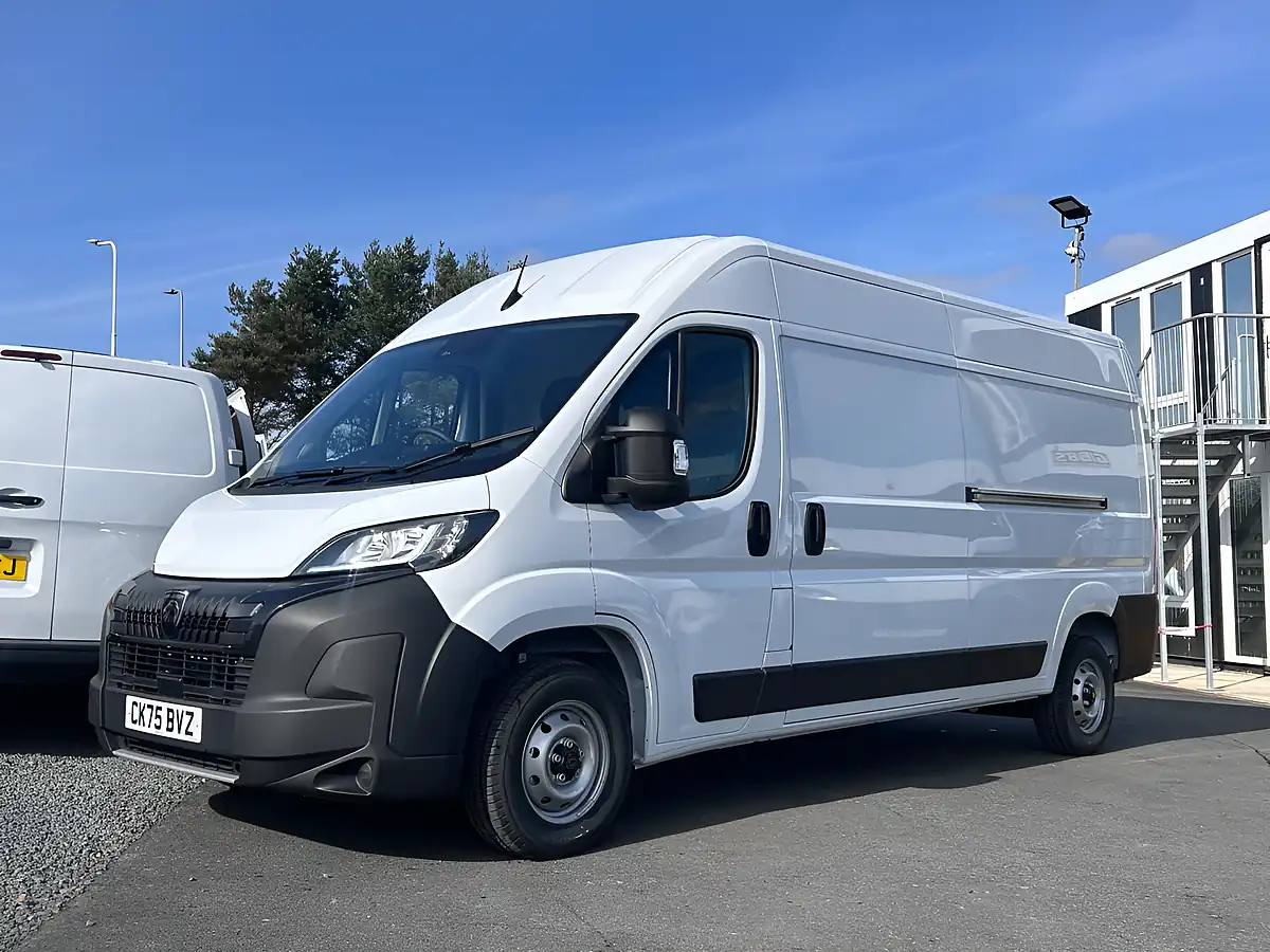 Used 2025 Peugeot Boxer 335 Professional White - Interior and Exterior details 8