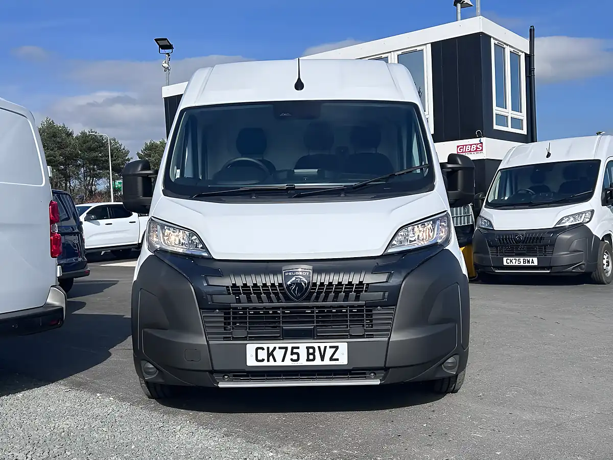 Used 2025 Peugeot Boxer 335 Professional White - Interior and Exterior details 9
