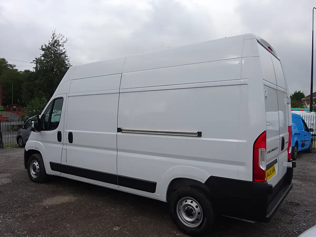 Used 2025 Peugeot Boxer Professional 35 L3 H3 (lwb) White - Interior and Exterior details 8