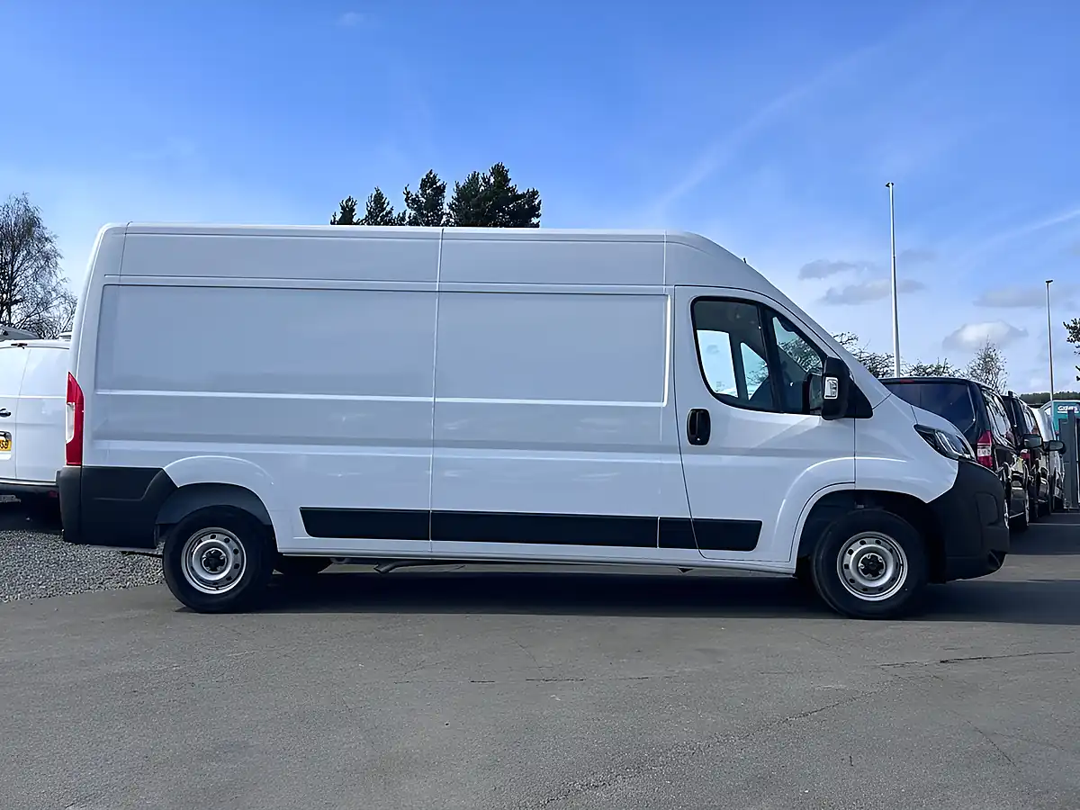 Used 2025 Peugeot Boxer Professional White - Interior and Exterior details 3