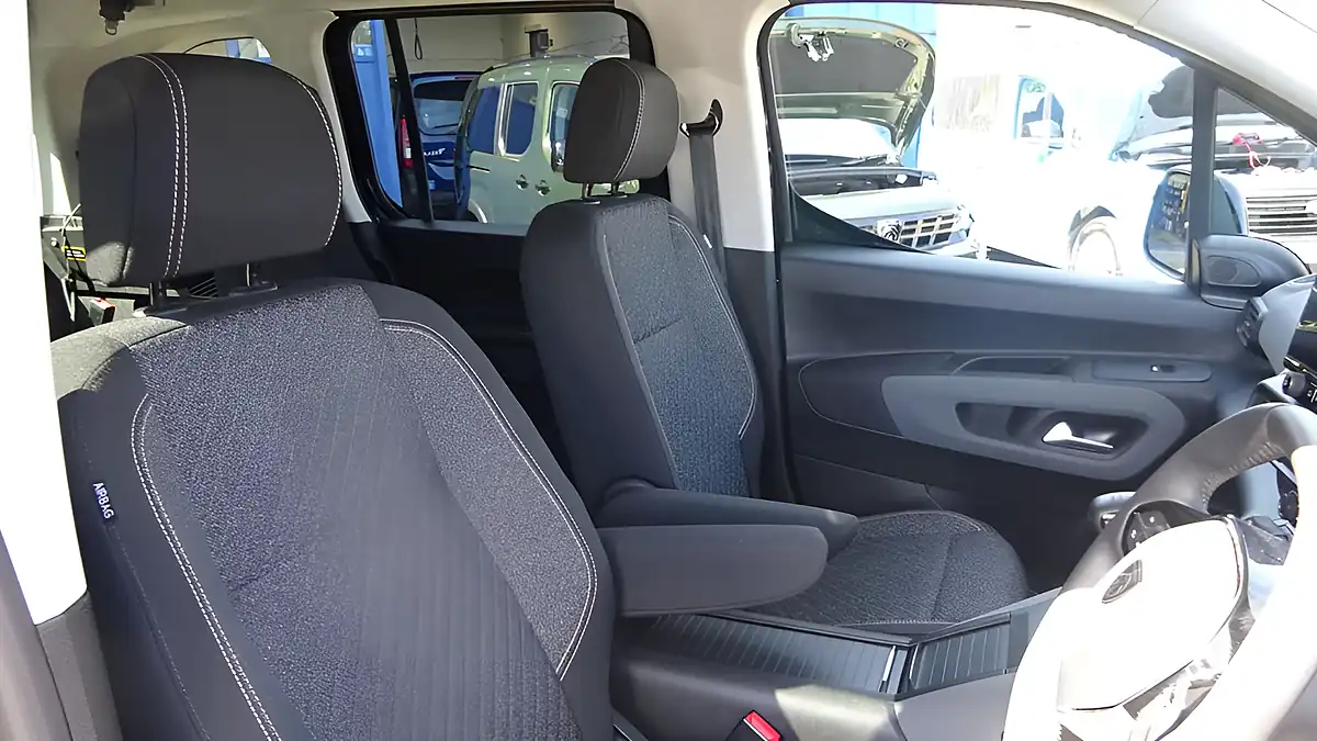 Used 2025 Peugeot Rifter Allure Black - Interior and Exterior details 15