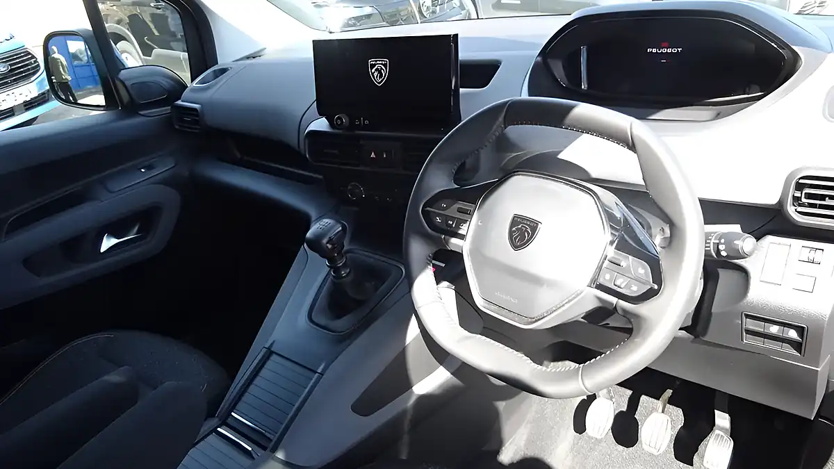 Used 2025 Peugeot Rifter Allure Black - Interior and Exterior details 16