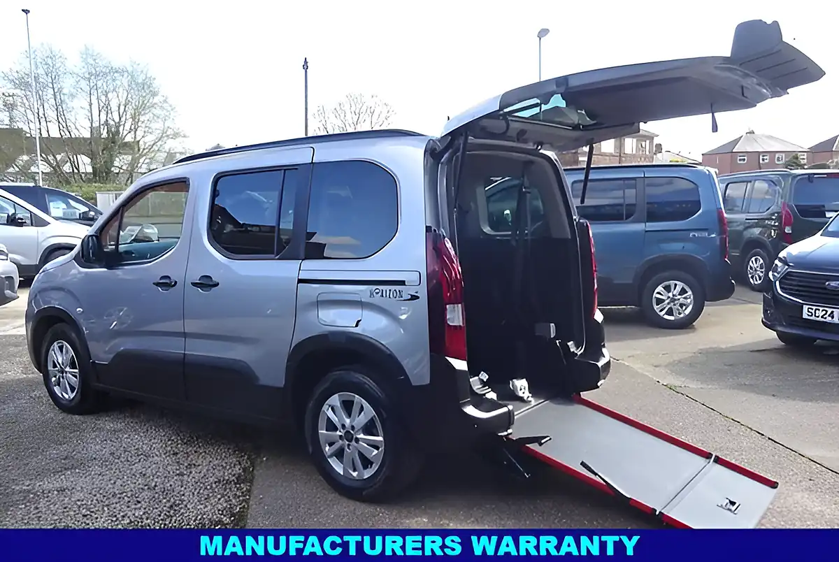 Used 2025 Peugeot Rifter Allure Grey - Front View