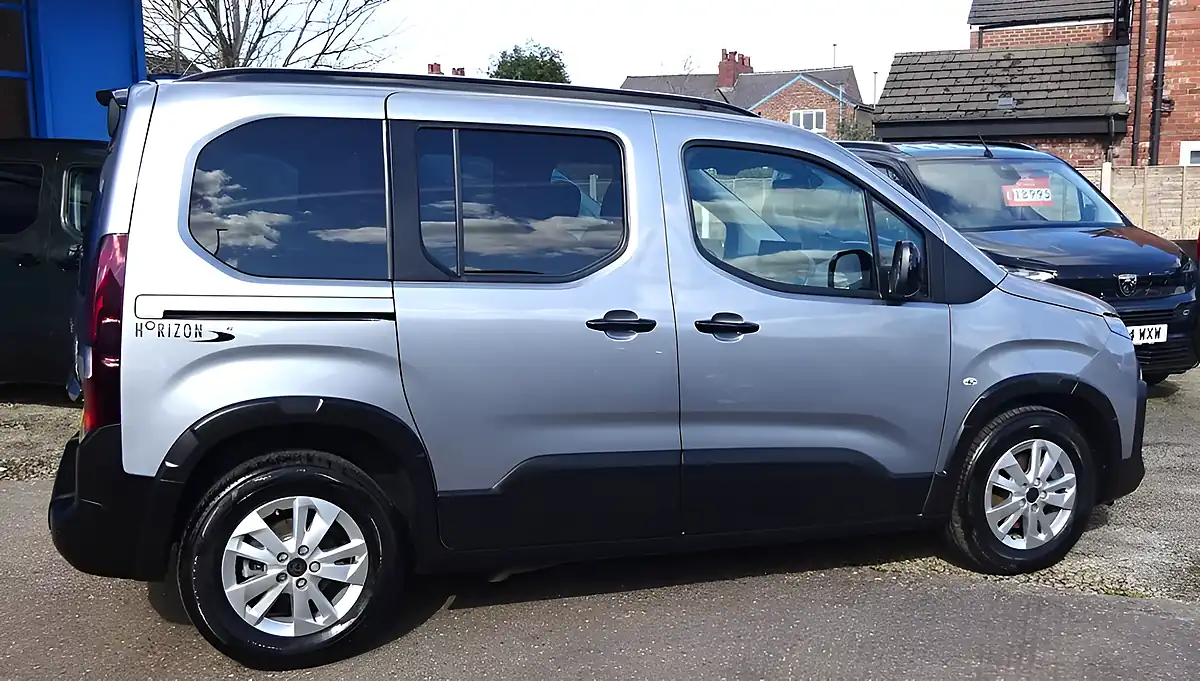 Used 2025 Peugeot Rifter Allure Grey - Interior and Exterior details 17