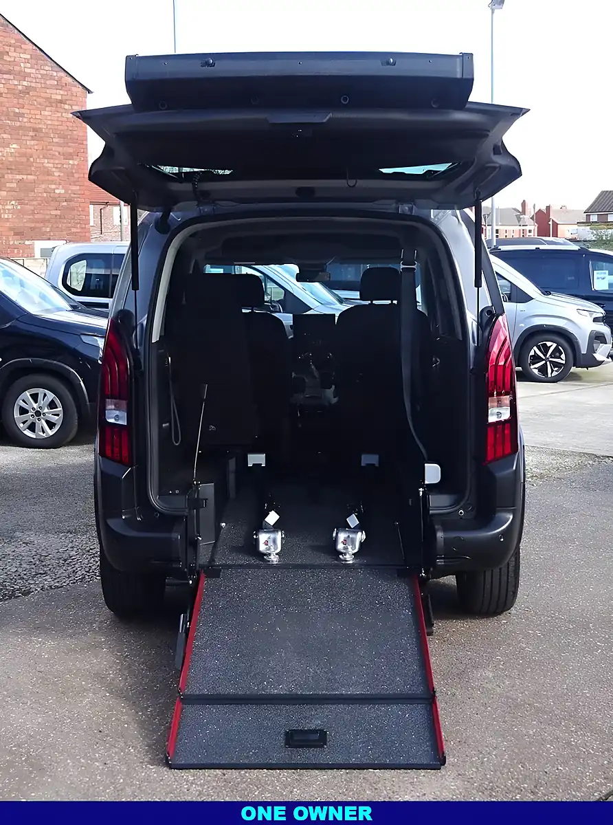 Used 2025 Peugeot Rifter Allure Grey - Interior and Exterior details 9