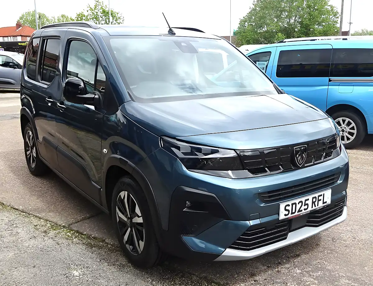 Used 2025 Peugeot Rifter GT Blue - Interior and Exterior details 16