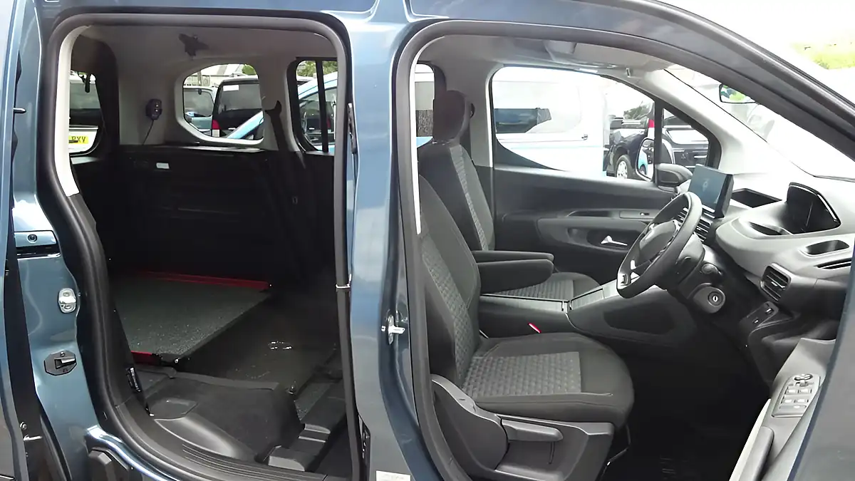 Used 2025 Peugeot Rifter GT Blue - Interior and Exterior details 19
