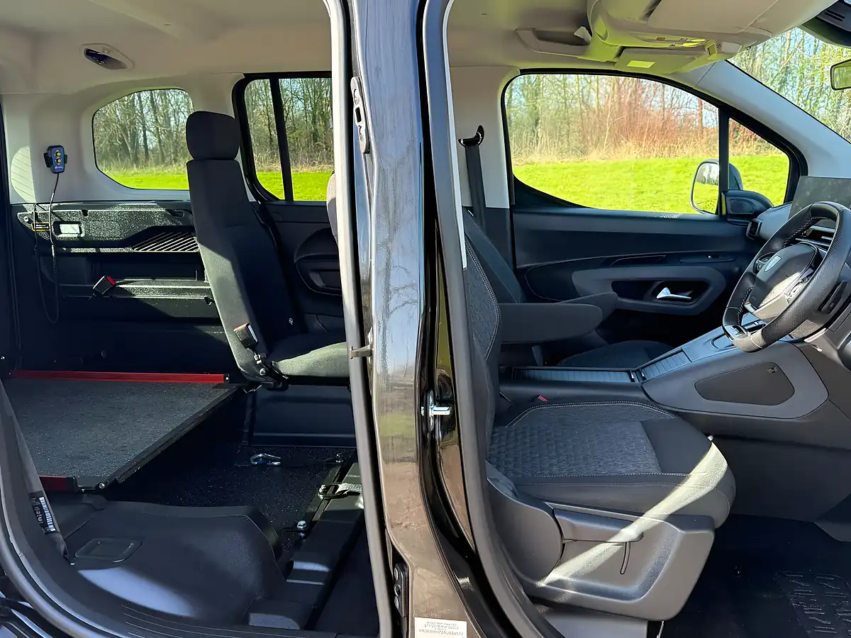 Used 2025 Peugeot Rifter Horizon Black - Interior and Exterior details 10