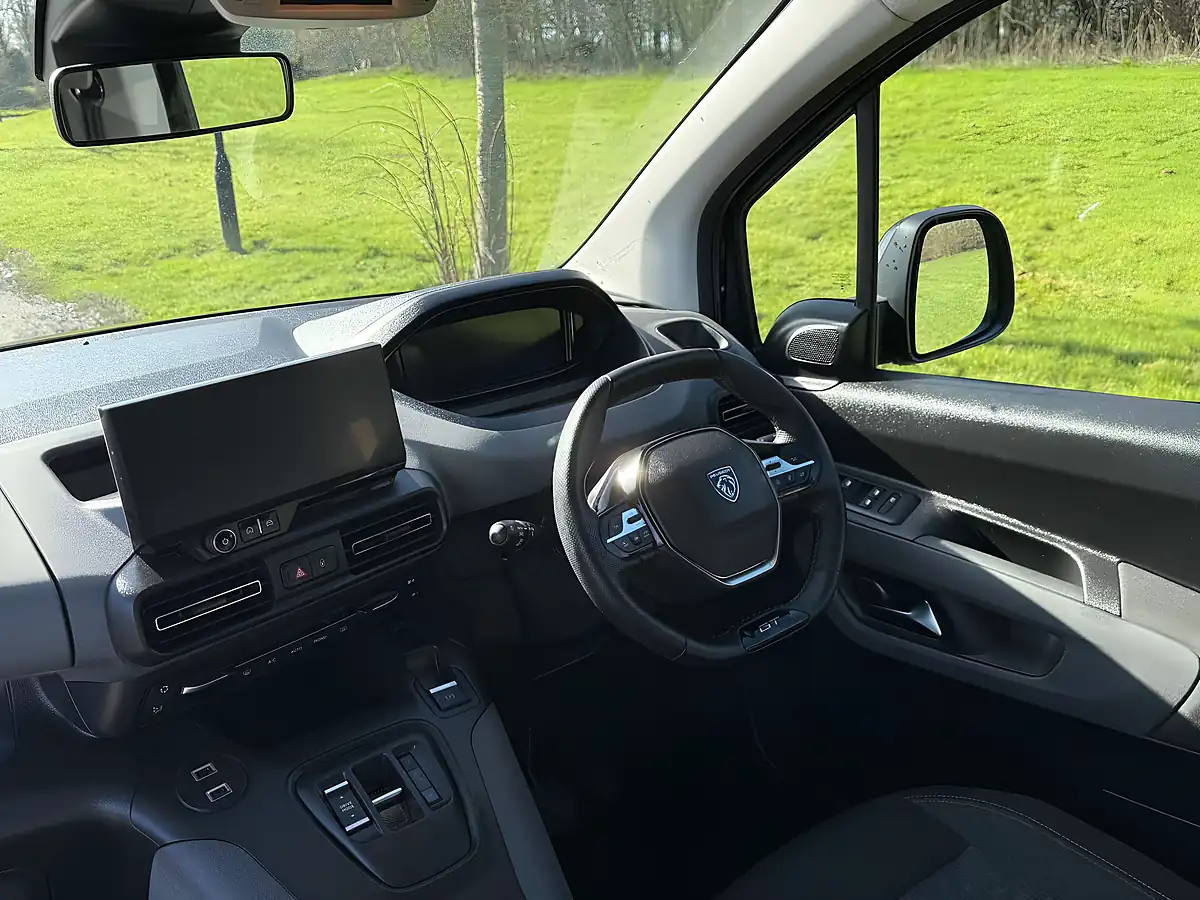 Used 2025 Peugeot Rifter Horizon Black - Interior and Exterior details 11