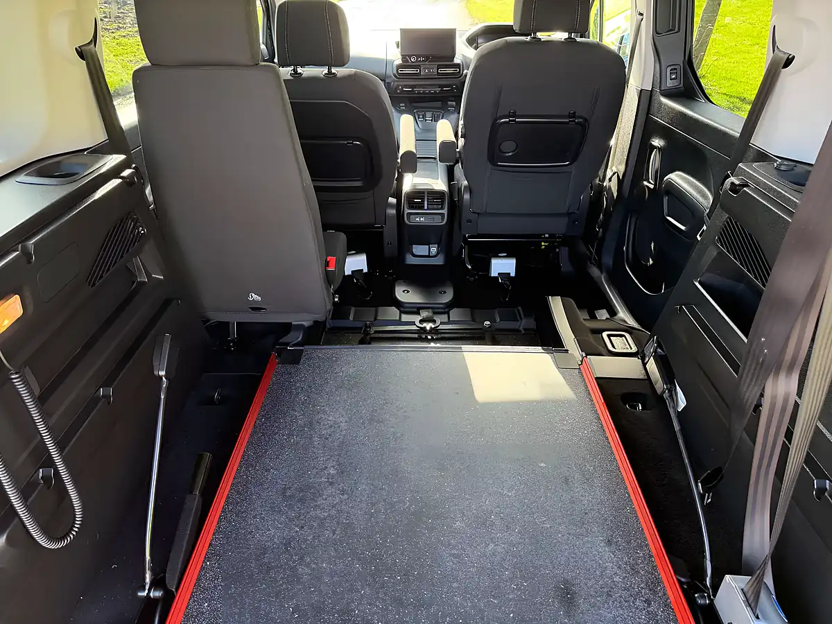 Used 2025 Peugeot Rifter Horizon Black - Interior and Exterior details 8