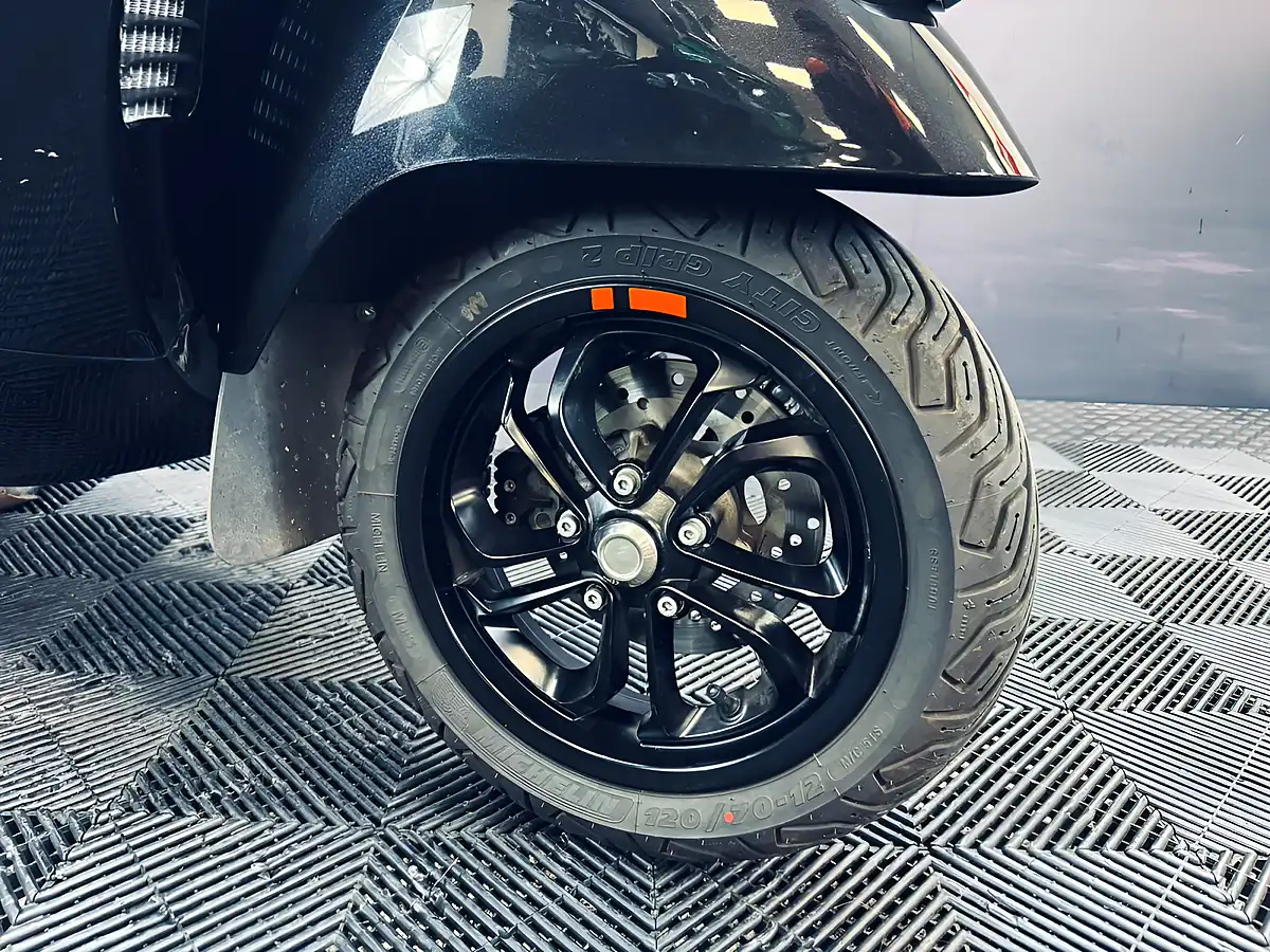 Used 2025 Piaggio Vespa Gtv Black - Interior and Exterior details 16