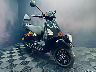 Used 2025 Piaggio Vespa Gtv Black - Interior and Exterior details 19