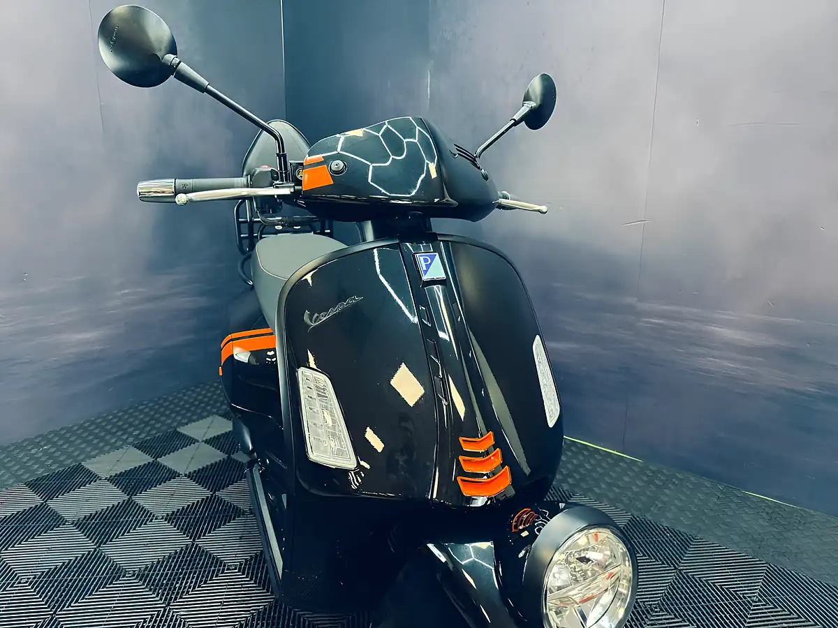 Used 2025 Piaggio Vespa Gtv Black - Interior and Exterior details 8