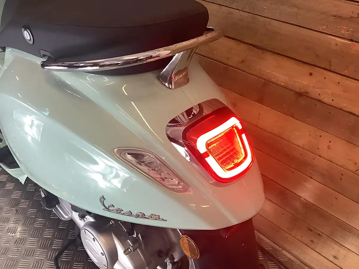 Used 2025 Piaggio Vespa Primavera Green - Interior and Exterior details 15