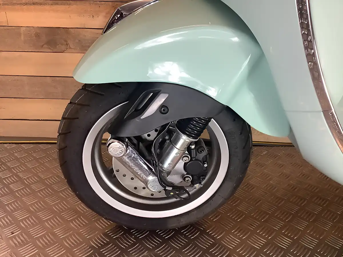 Used 2025 Piaggio Vespa Primavera Green - Interior and Exterior details 18