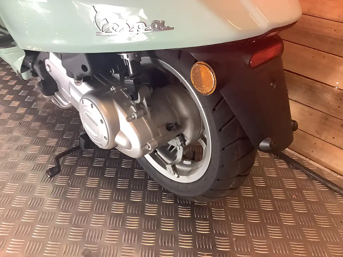 Used 2025 Piaggio Vespa Primavera Green - Interior and Exterior details 19