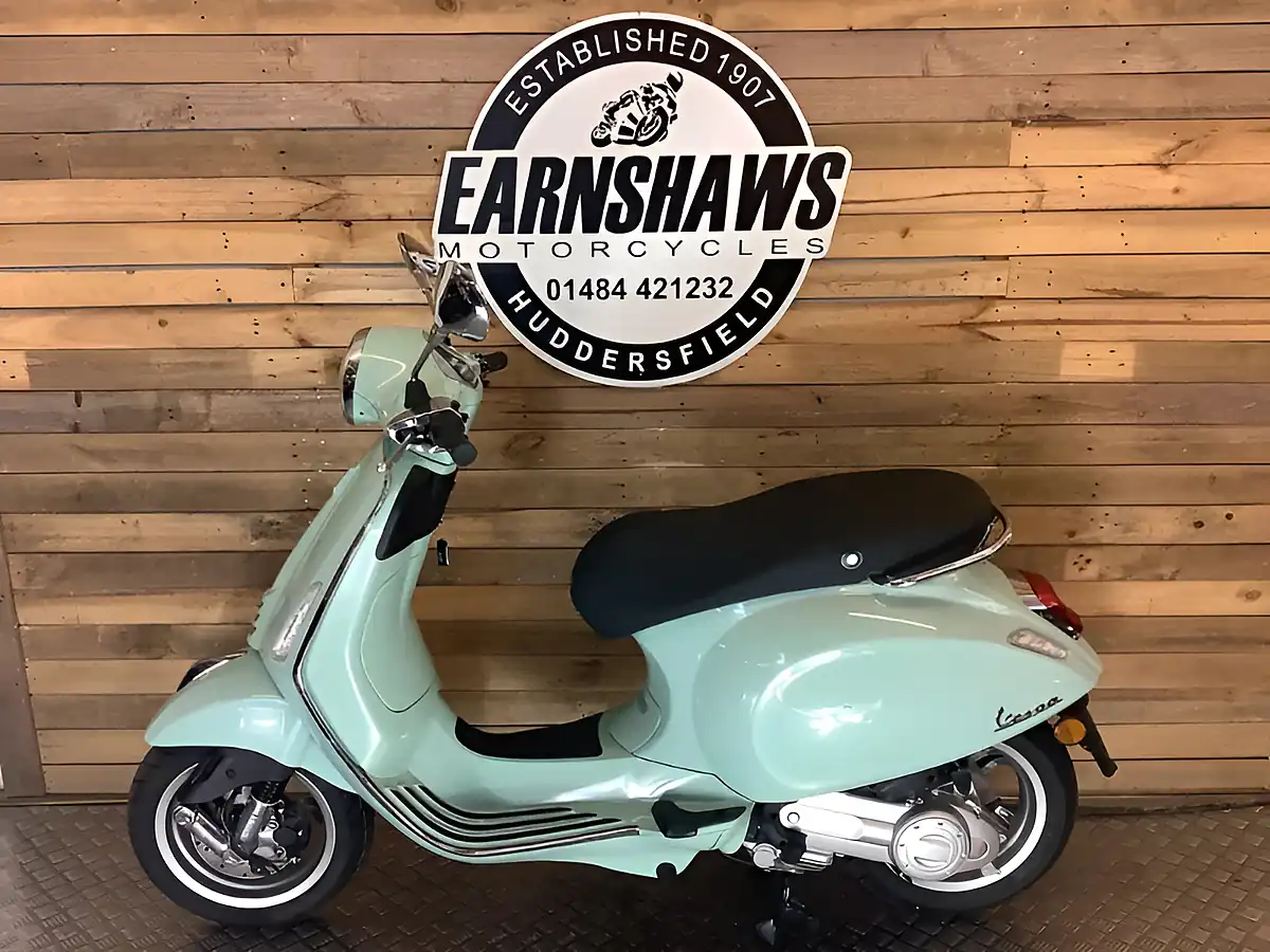 Used 2025 Piaggio Vespa Primavera Green - Interior and Exterior details 2