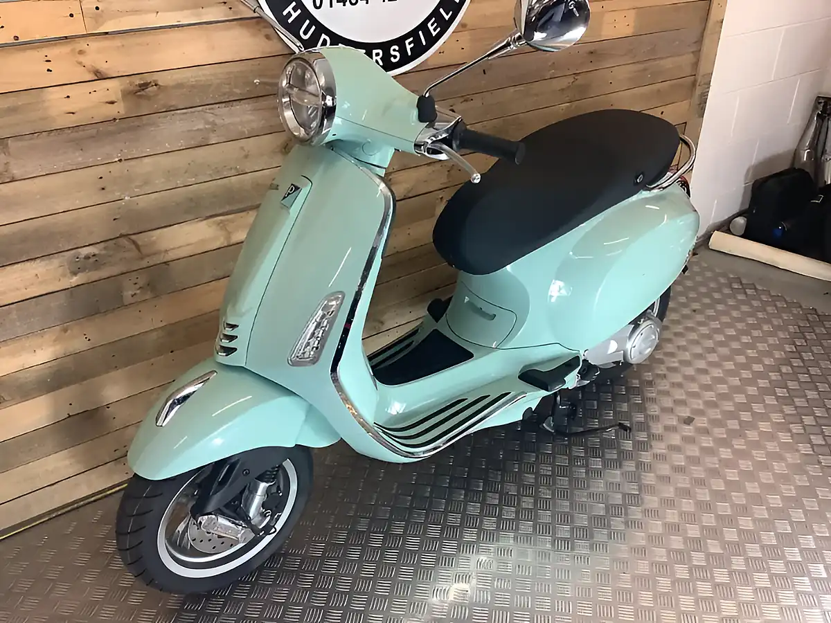 Used 2025 Piaggio Vespa Primavera Green - Interior and Exterior details 3